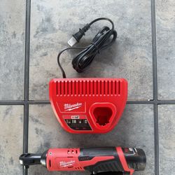 Ratchet 3/8 Charger, and 2.0Ah Battery Milwaukee M12