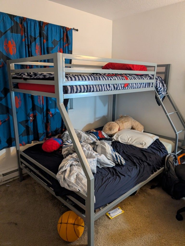 Almost new TWIN-over-FULL Bunk Bed With 1 TWIN mattress