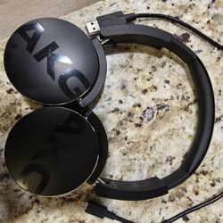 AKG Wireless Bluetooth Headphones-like New