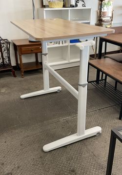 Manual Adjustable Height Desk Table