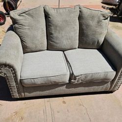 gray loveseat / two-seater sofa 