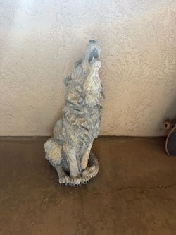 2 Howling Wolf Garden Statue