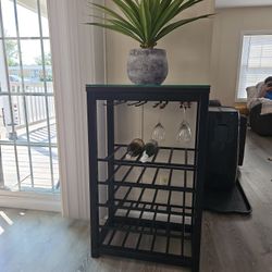 Wine Cabinet.       Black ,and  brown on top  whit cristal. 