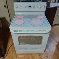 Reduced-Like New Condition,  GE 5 Burner Glass Top Stove With Self Cleaning Oven Works Excellent 