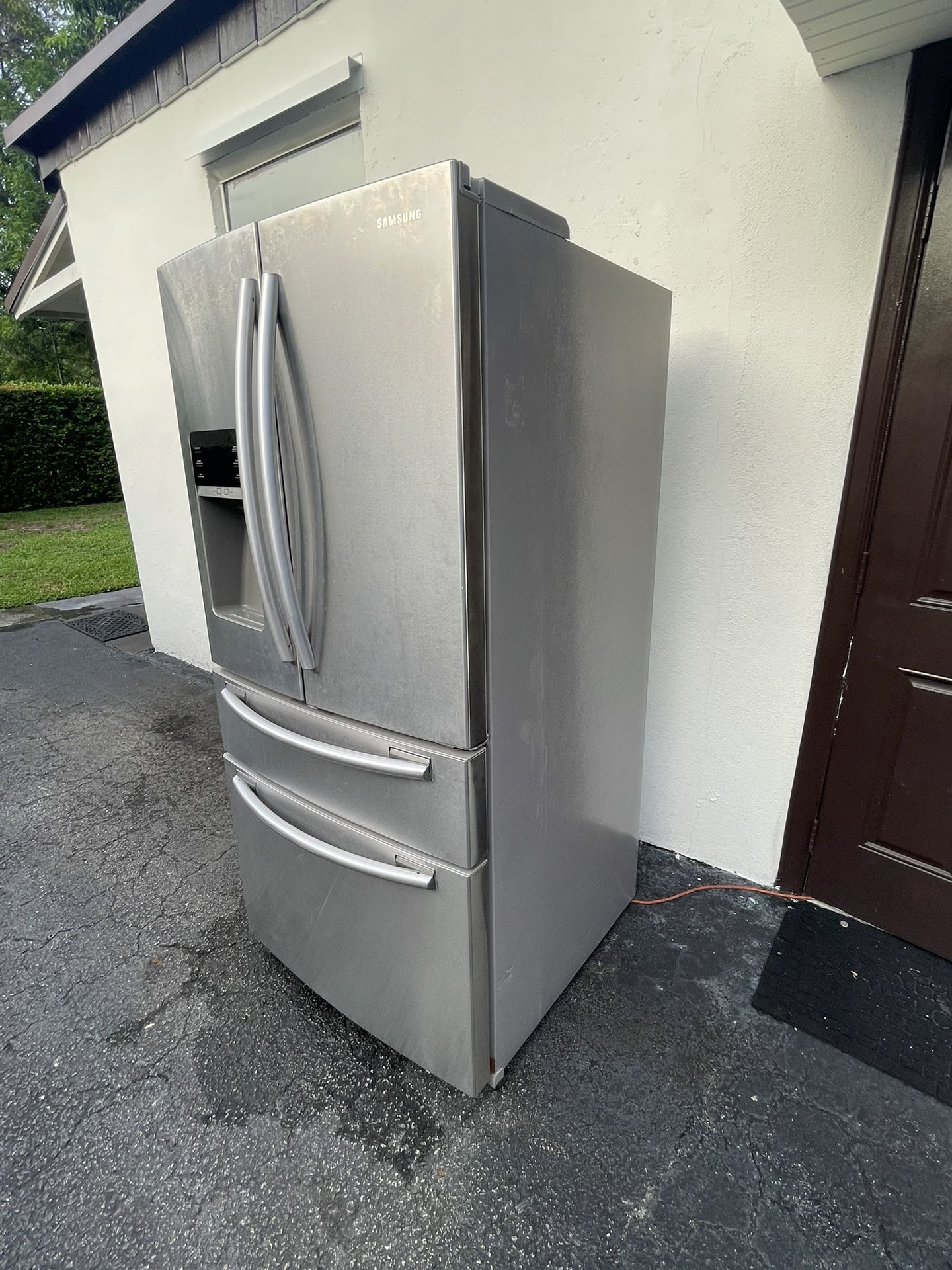 Like New Stainless 33 Inch Refrigerator for Sale in Carol City, FL