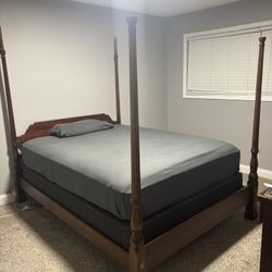 Queen Poster Bed With Mattress 