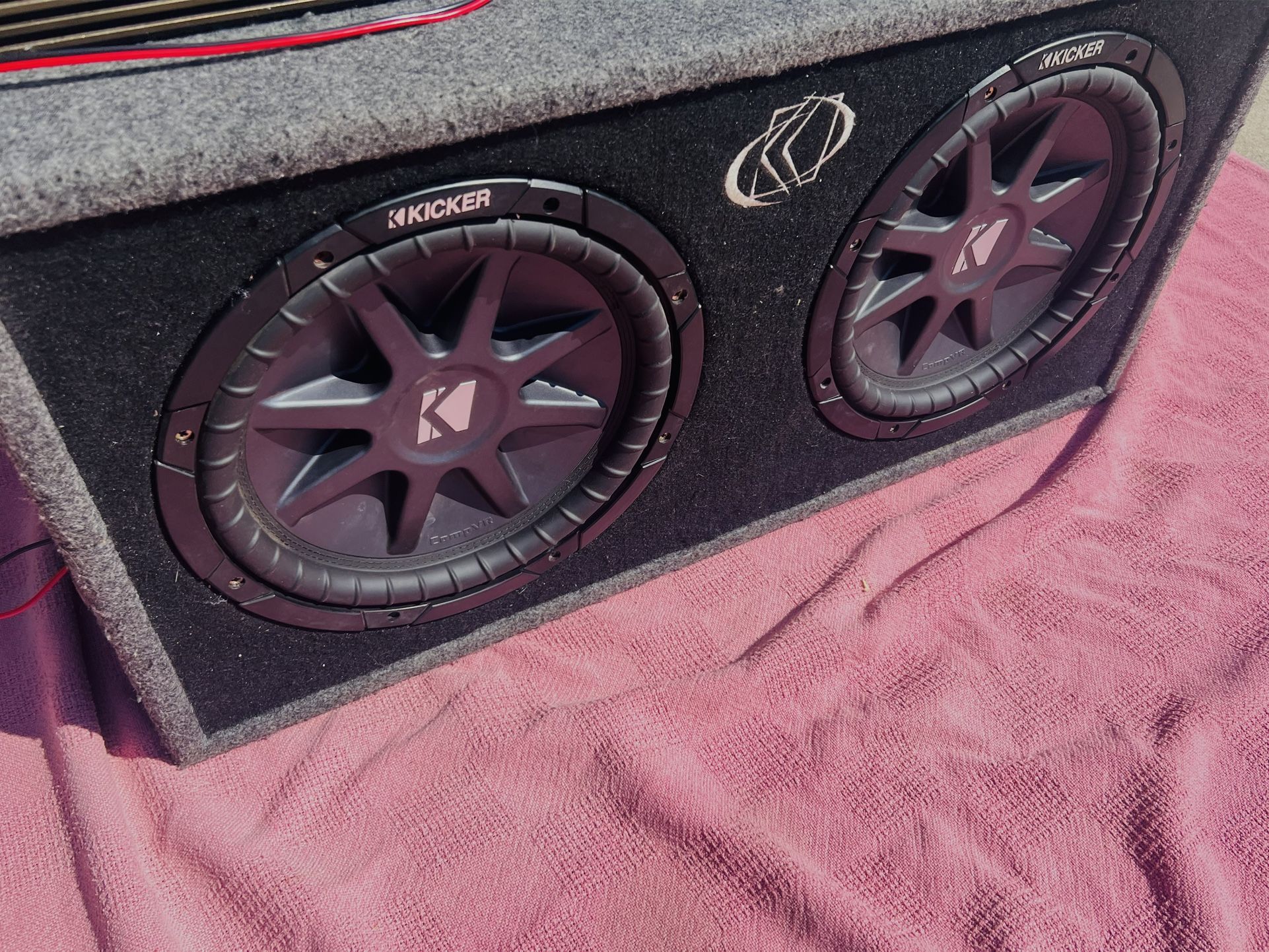 ($260 firm) 2 Kicker CVR 12s / ported sub box / monoblock