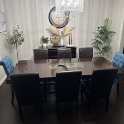 Dining Table & 8 Chairs 