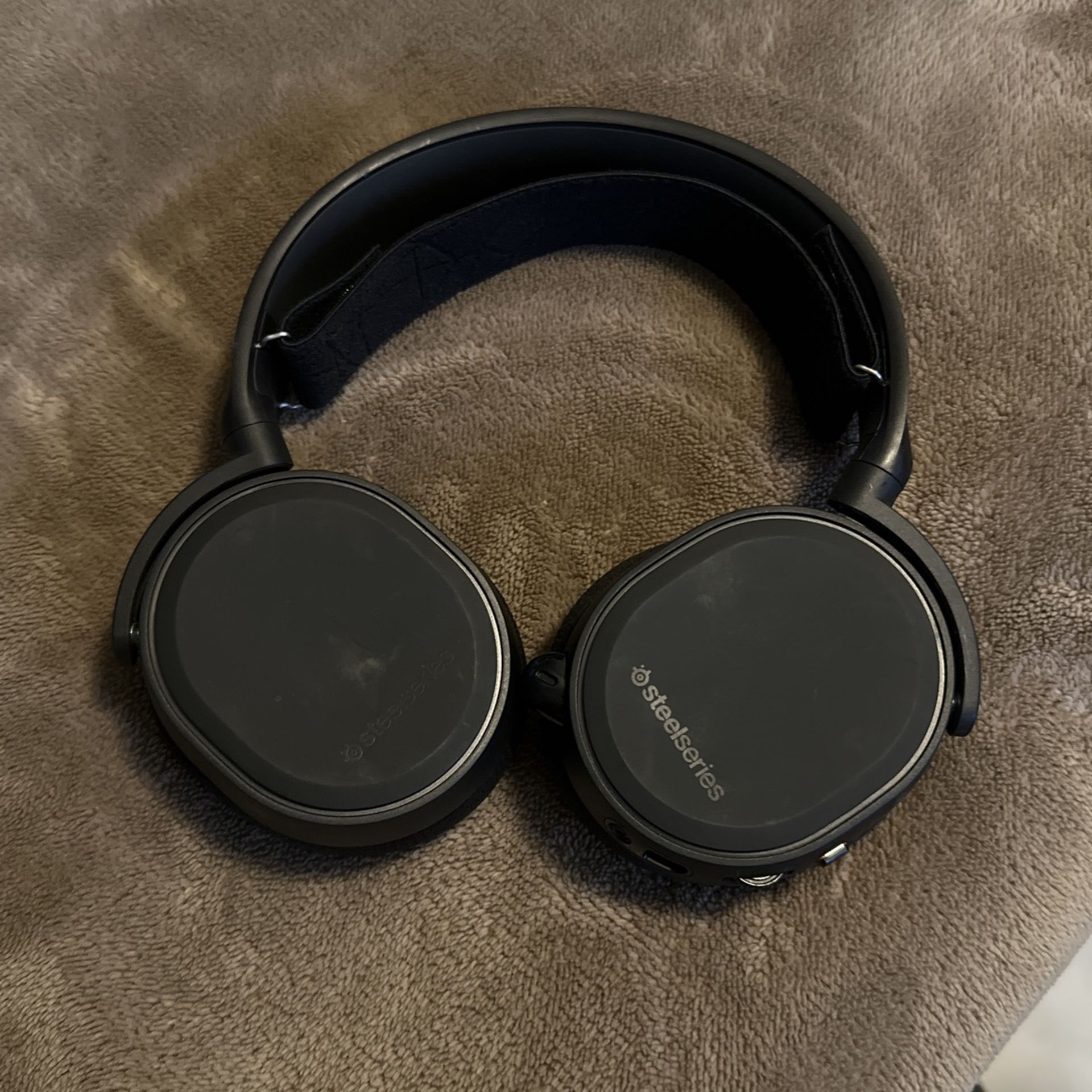 Steel series Headphones