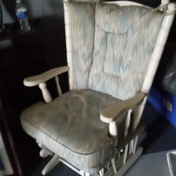 Classic Rocking Chair 
