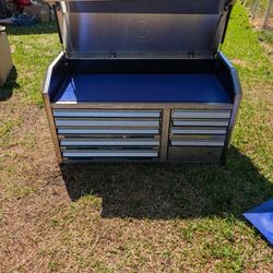 Professional grade kobalt tool chest. It is an excellent condition except for one minor detail. Please refer two pictures. The top of the box has a de