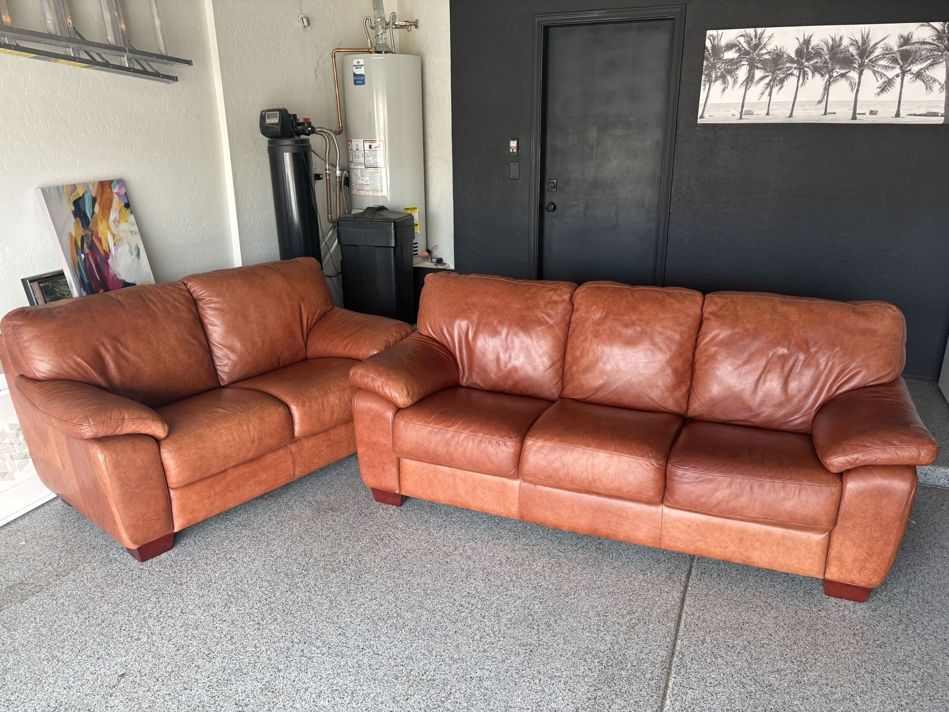 Beautiful Leather sofa Couch!! Great Condition!! Sofa And Love Seat