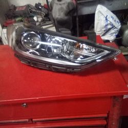 2018 Hyundai Elantra Right Side Head Light 1