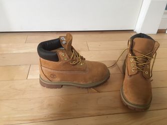 Size 3 kids TIMBERLANDS.