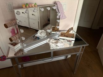 Mirrored Vanity Table with Hollywood Lighted Mirror