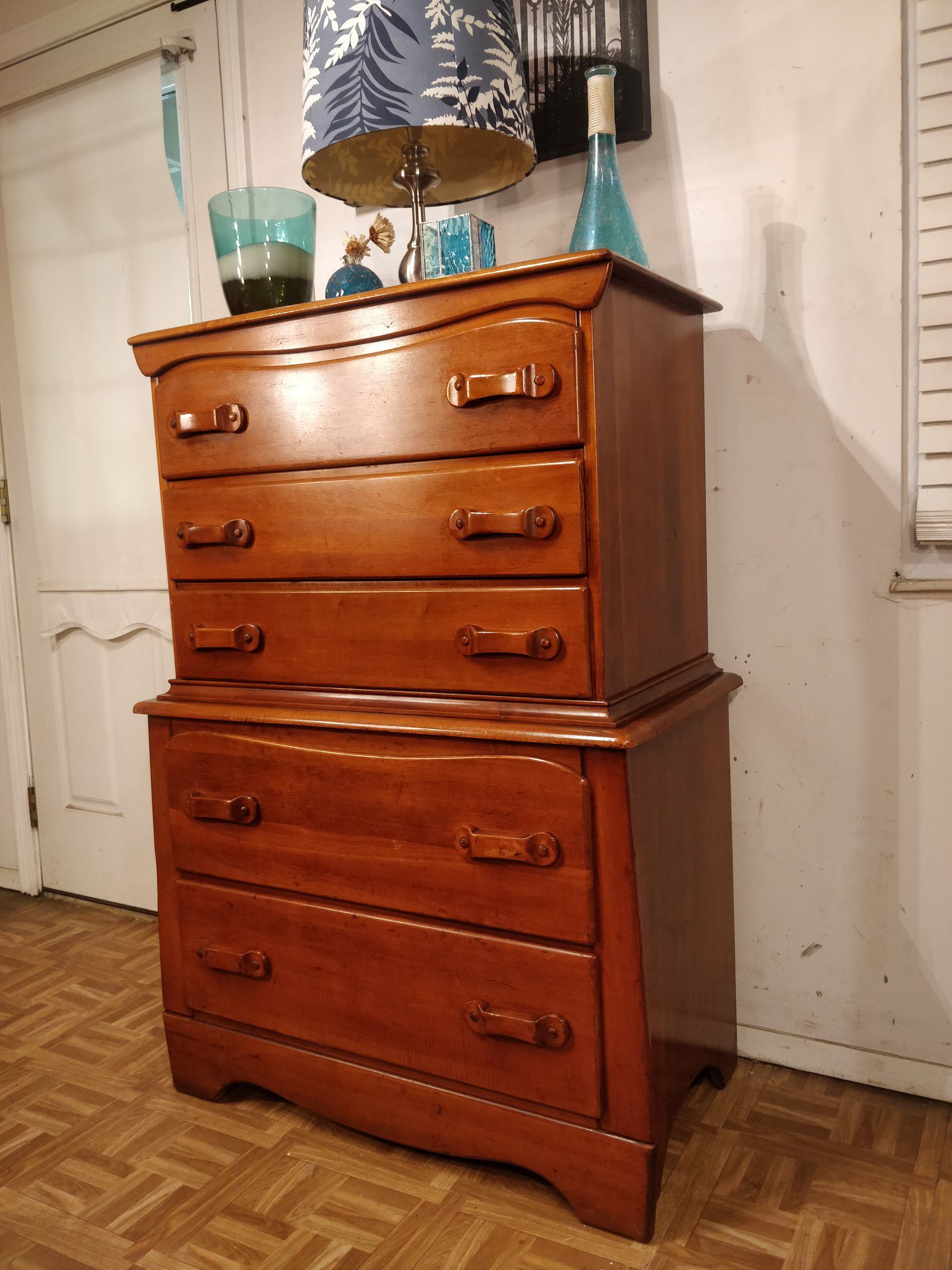 Solid wood chest dresser with big drawers in good condition all drawers working, dovetail drawers driveway pickup. L34"*W19"*H50"