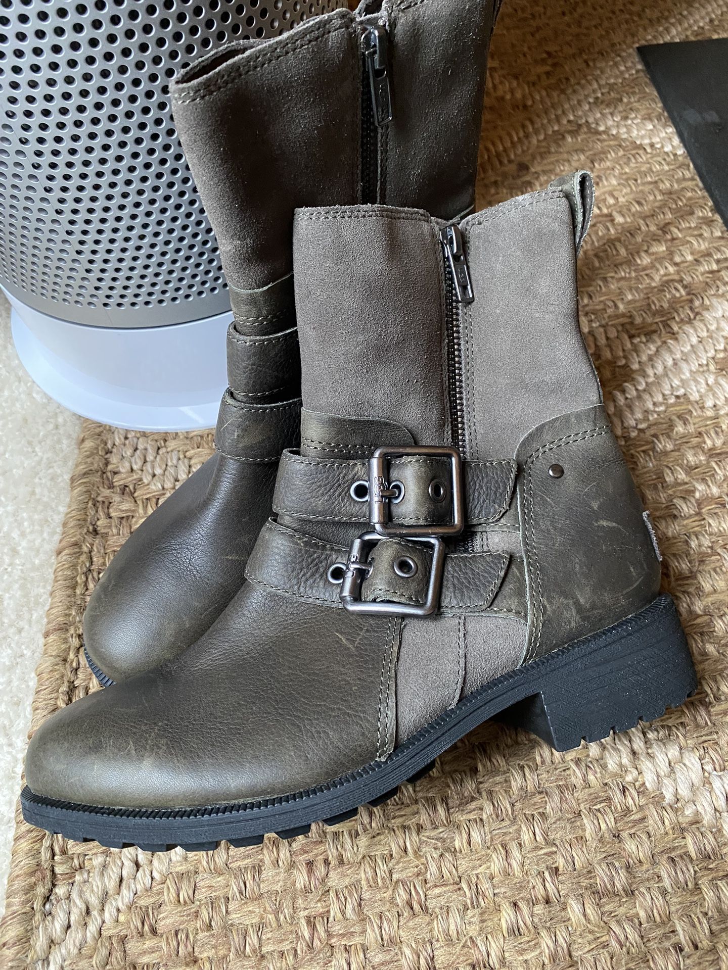 UGG Simmens Boots Womens Size US 7 Waterproof Wool Lined Stout Color Greenish Gray Leather New w/out tag with store display price sticker… Previously