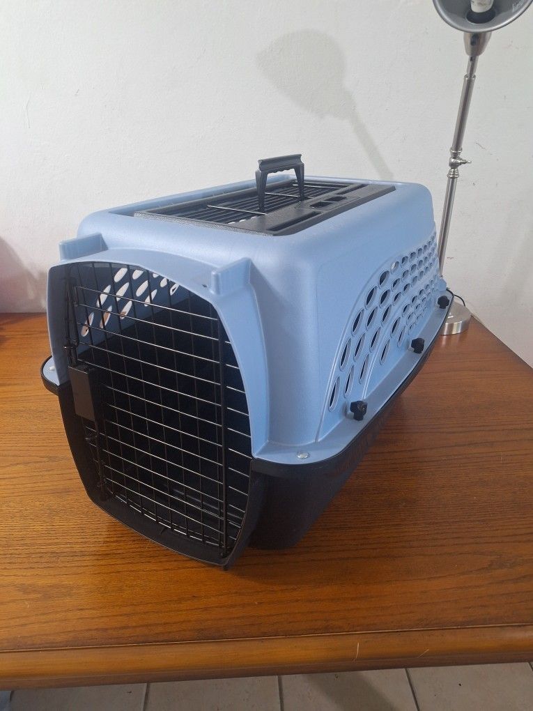 Like New!! Petmate 2 Door Top Load Kennel 24" CLEAN!!