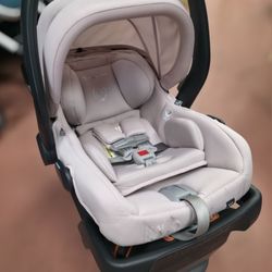 Uppa Mesa V2 Infant Car Seat W Base 