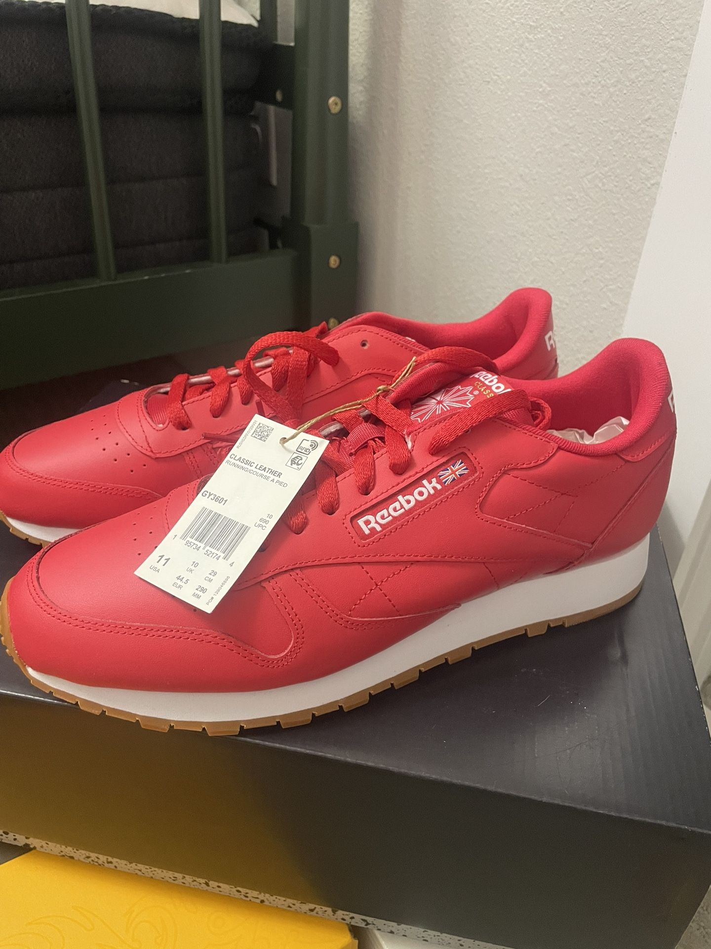 MENS Reebok Classic Size 11
