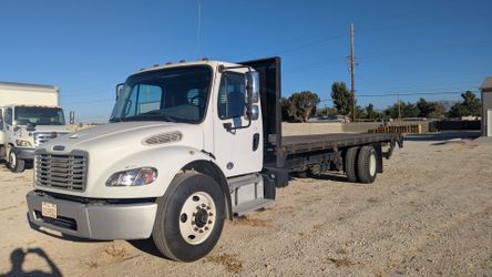 2017 Freightliner 26' flatbed