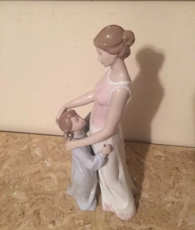 Lladro "someone to look up to" #6771 mother and child figurine