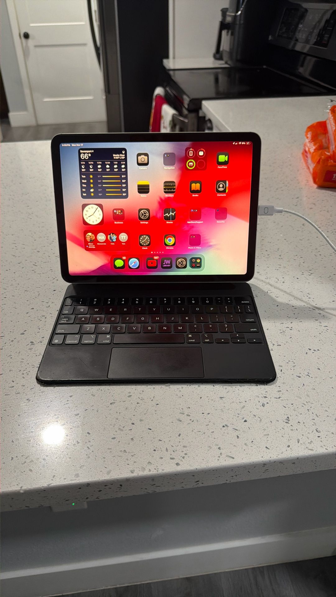 📱 iPad Air 4th Gen + Magic Keyboard – Bundle Deal! (Model MYH92LL/A)