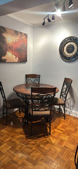 Round  Dining Table with 4 Chairs