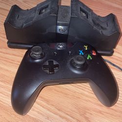 Xbox Controller and Charger (without battery’s)