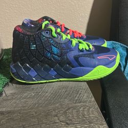 Hi Everybody I am Selling This shoes For 300 I Just Got them like a Year ago But they don’t Fit Me No More They Are Size 4c Us