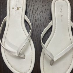 Womans White Sandals Size 8 By Wellsfountn 