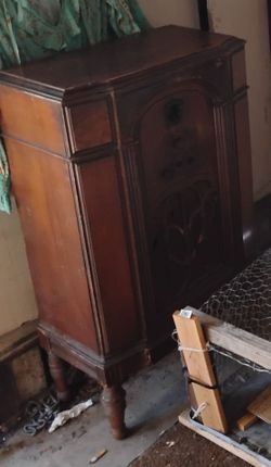 Antique, 1940 standing radio.