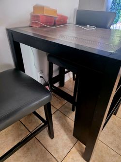 Table with 3 high chairs