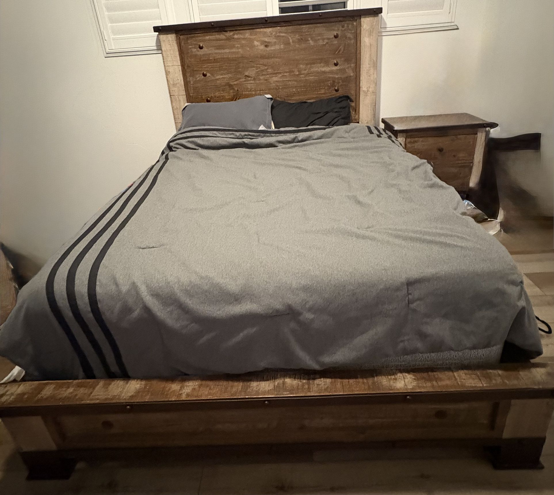 Jerome’s Rustic 3 Piece Queen Bedroom Set.  Great Condition 