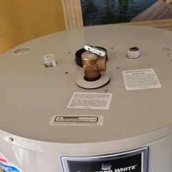 WATER HEATER GAS 40" GALLON WORKING EXCELLENT WITH 6 MONTHS WARRANTY DELIVERY/INSTALLATION AVAILABLE THERE IS A FEE $ WE'RE 25 YRS EXPERIENCE 