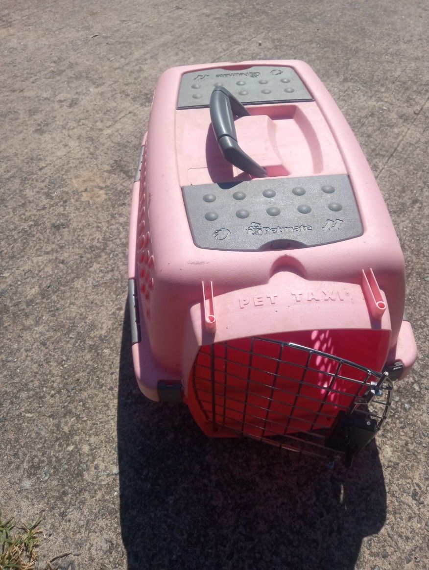 Petmate Pink Pet Kennel Small