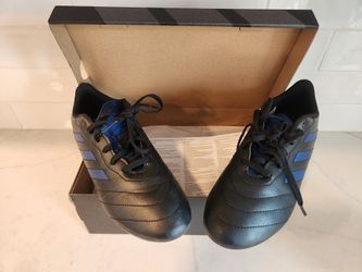 Adidas SOCCER shoes - SIZE 5 Youth