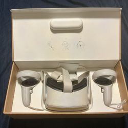 Oculus Meta Quest VR Headset White 128 GB With Controllers 