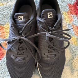 mens Size 10.5 Salomon shoes like New blue