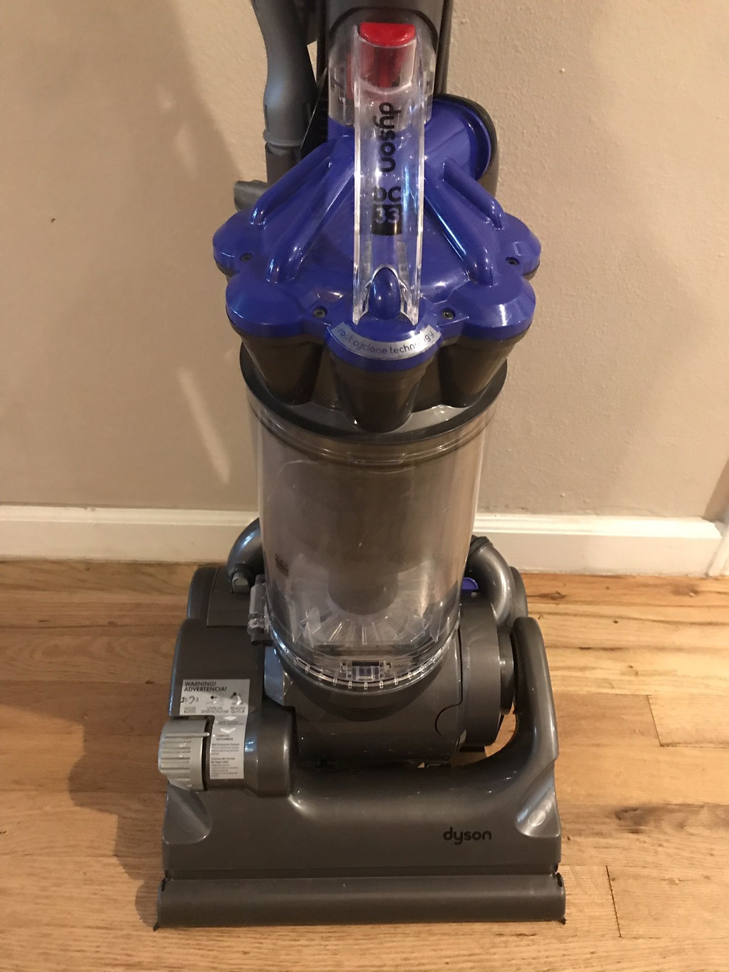Dyson DC 33 Vacuum Cleaner LIKE NEW***