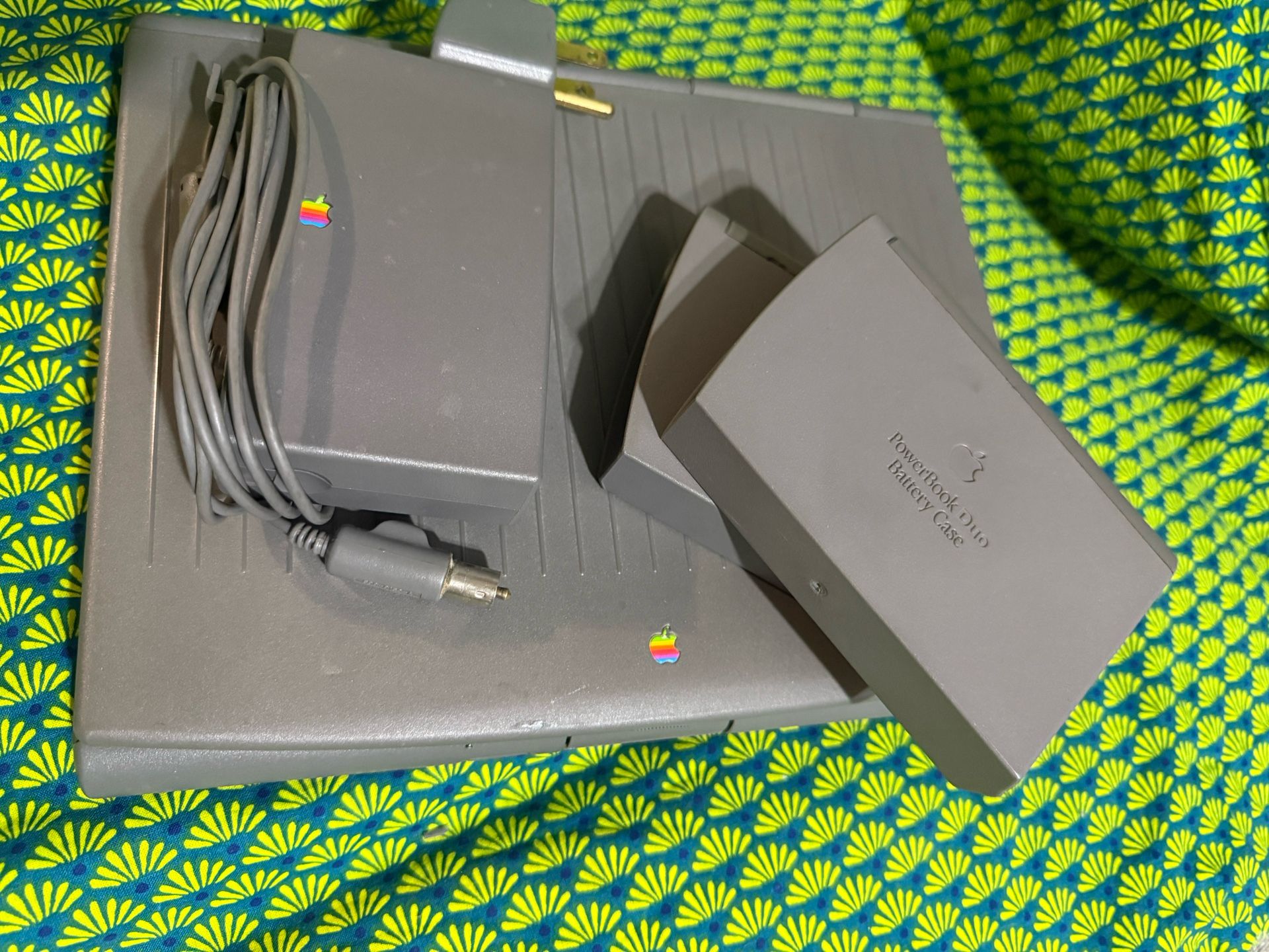 Apple PowerBook Duo 230 – Mac OS 7.5.5 – Works – AC Adapter + 2 Batteries – Vintage Mac Laptop