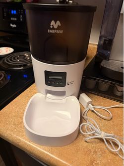 Automatic cat or dog feeder
