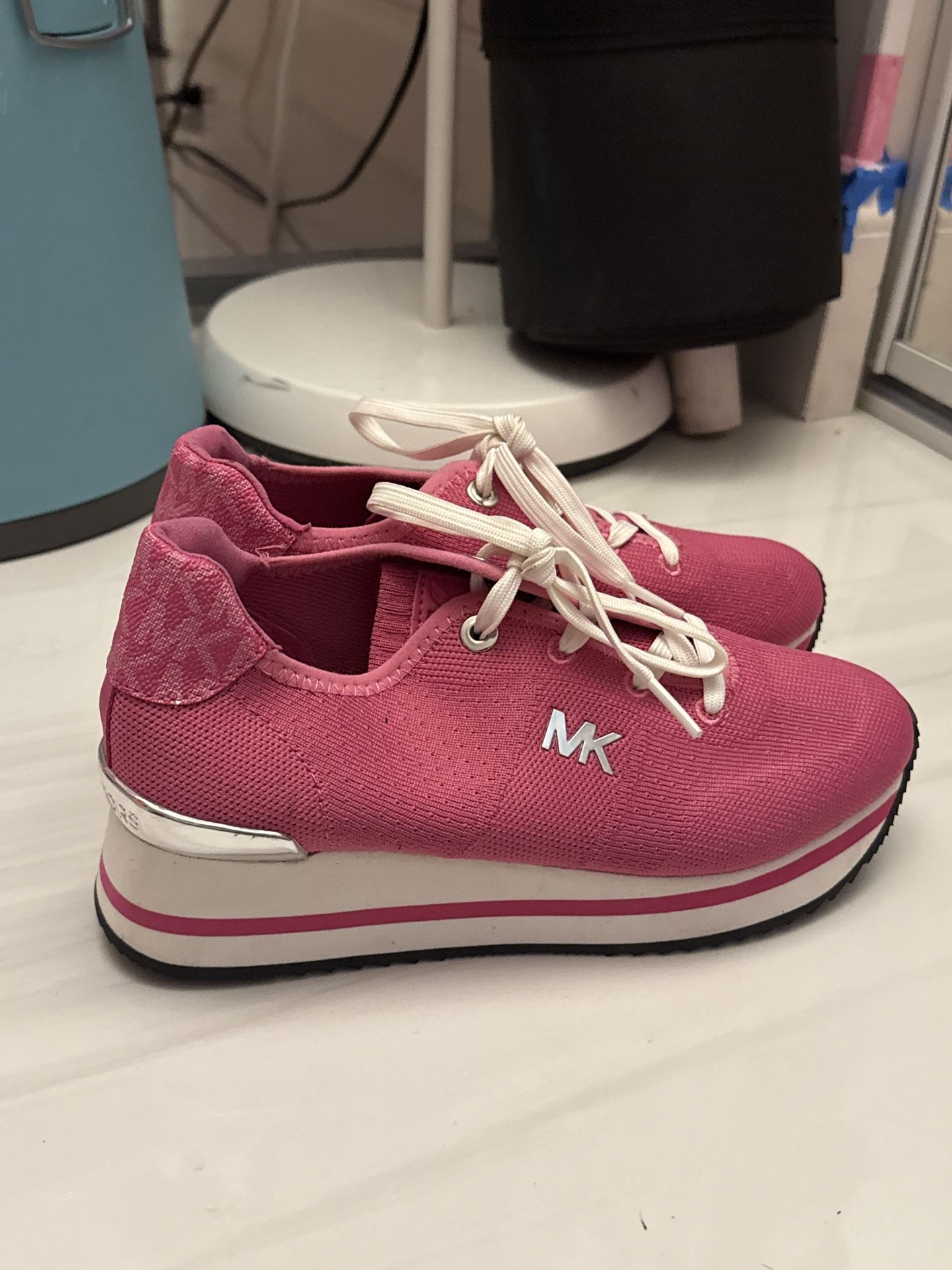 Hot pink Micheal Kors Monique knit low top sneakers women's size 6