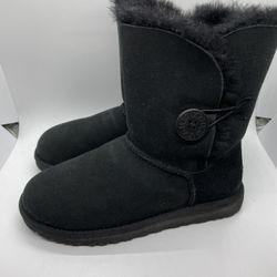 New with tags Ugg Bailey button 2 size 6