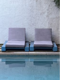 Outdoor Lounge chairs (2)