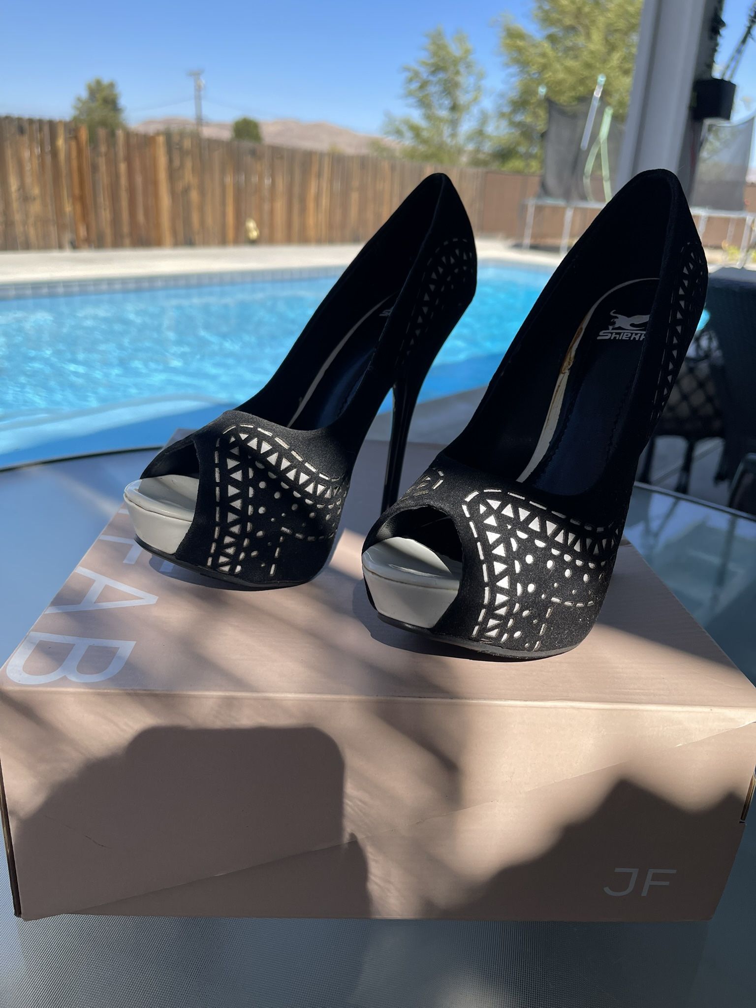 Woman’s Black and white Heel Pump