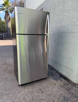 $400 firm Frigidaire stainless steel full size fridge refrigerator with freezer I offer delivery $400 firm