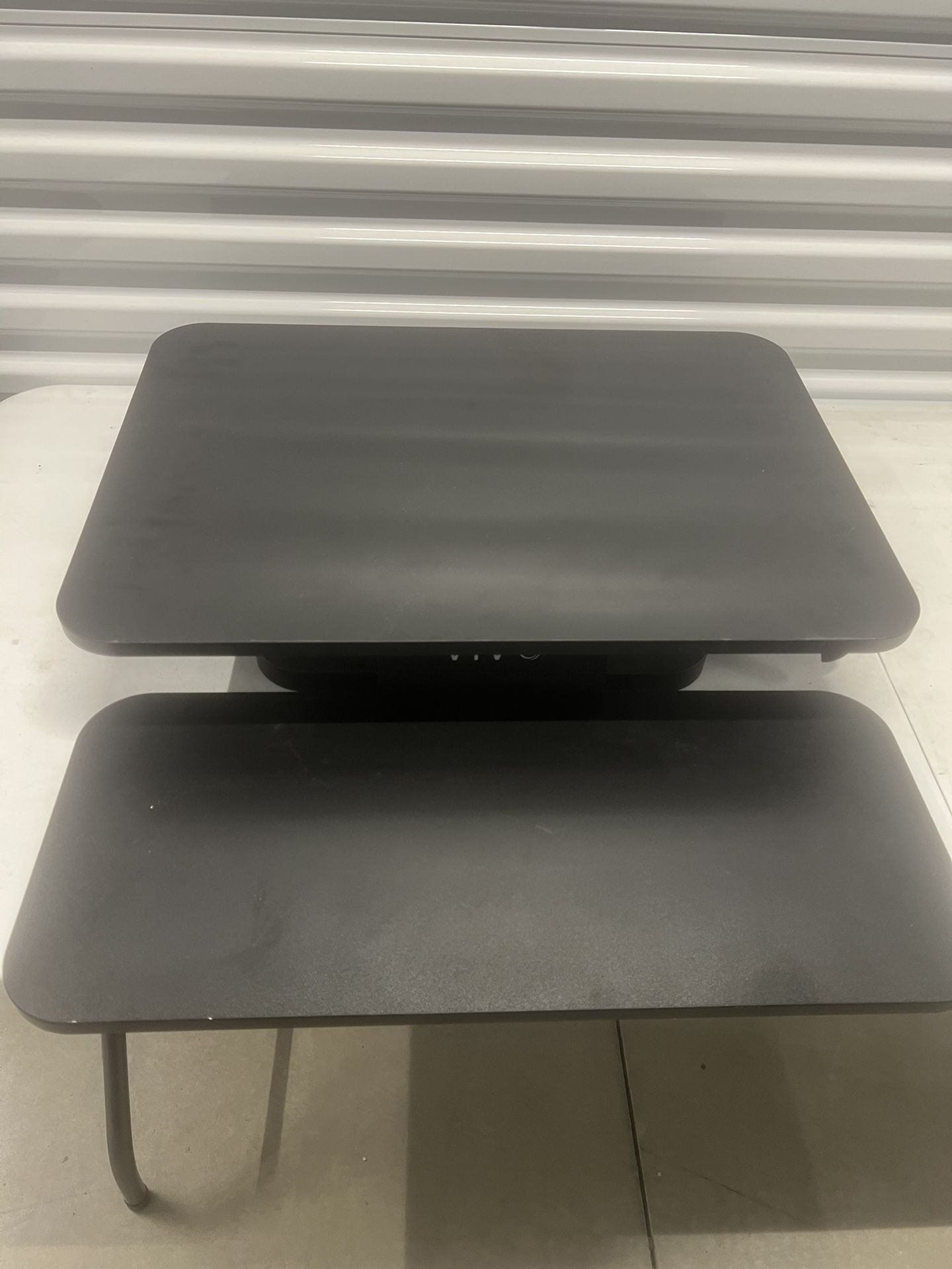 Vivo Black Height Adjustable 25 Inch Standing Desk Converter, Compact Sit Stand. Used in very good condition, with minor cosmetic blemishes. These ble