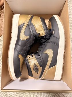 NIKE AIR JORDAN 1 RETRO HIGH OG BLACK AND METALLIC GOLD