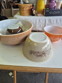 Vintage Pyrex Mixing Bowls Set